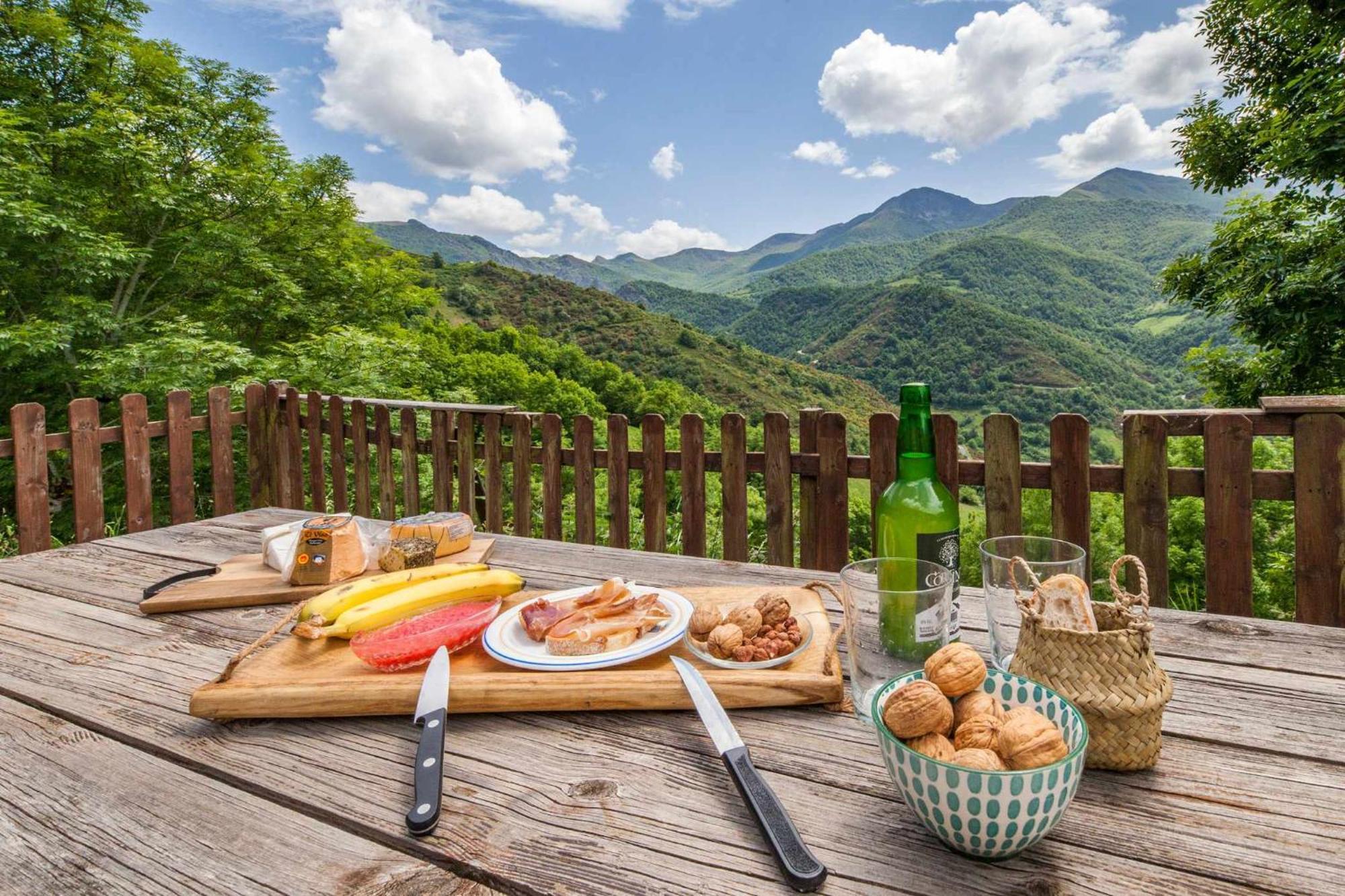 Montegrande entorno mágico rodeado de montañas La Plaza Exterior foto