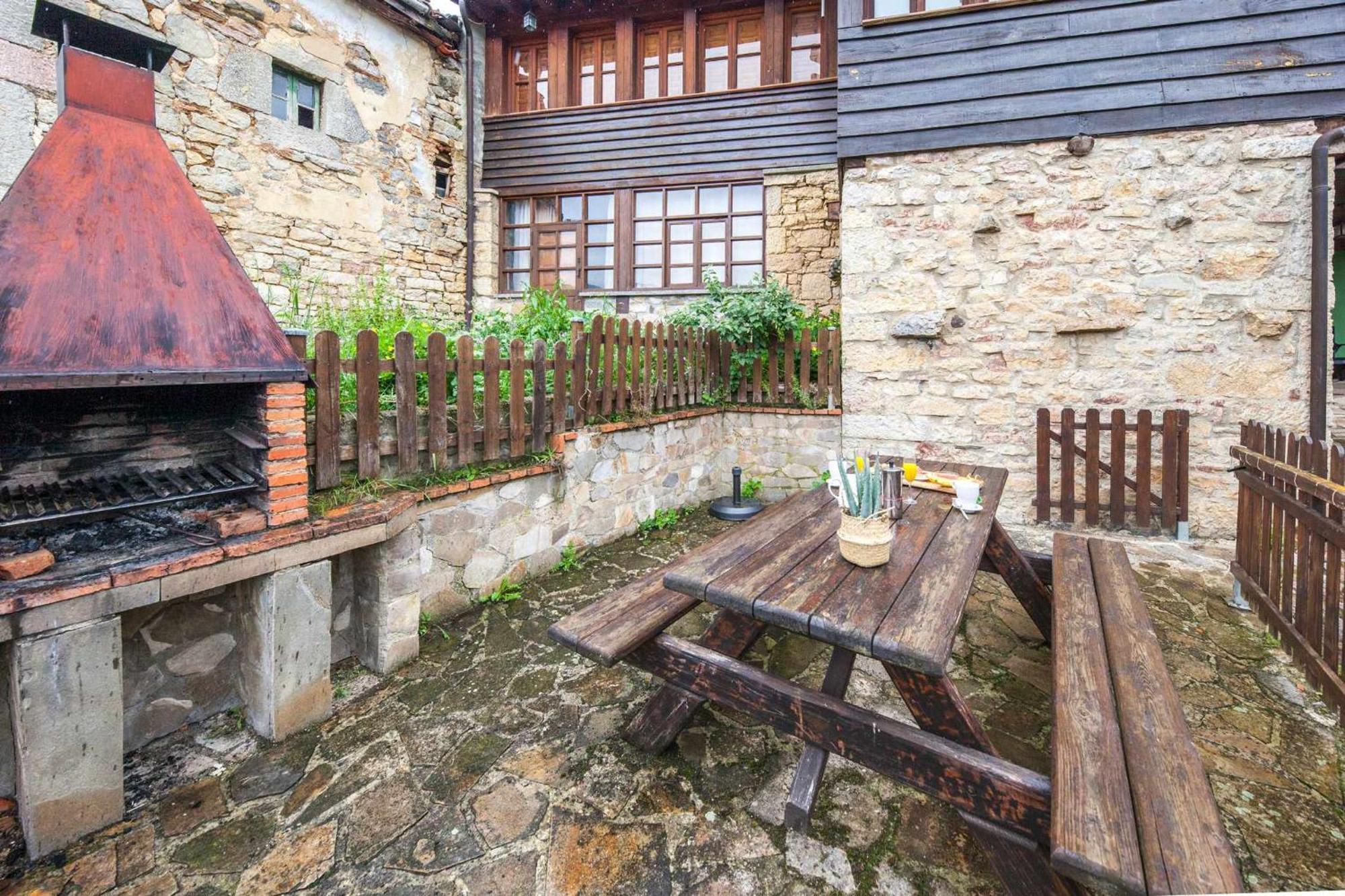 Montegrande entorno mágico rodeado de montañas La Plaza Exterior foto