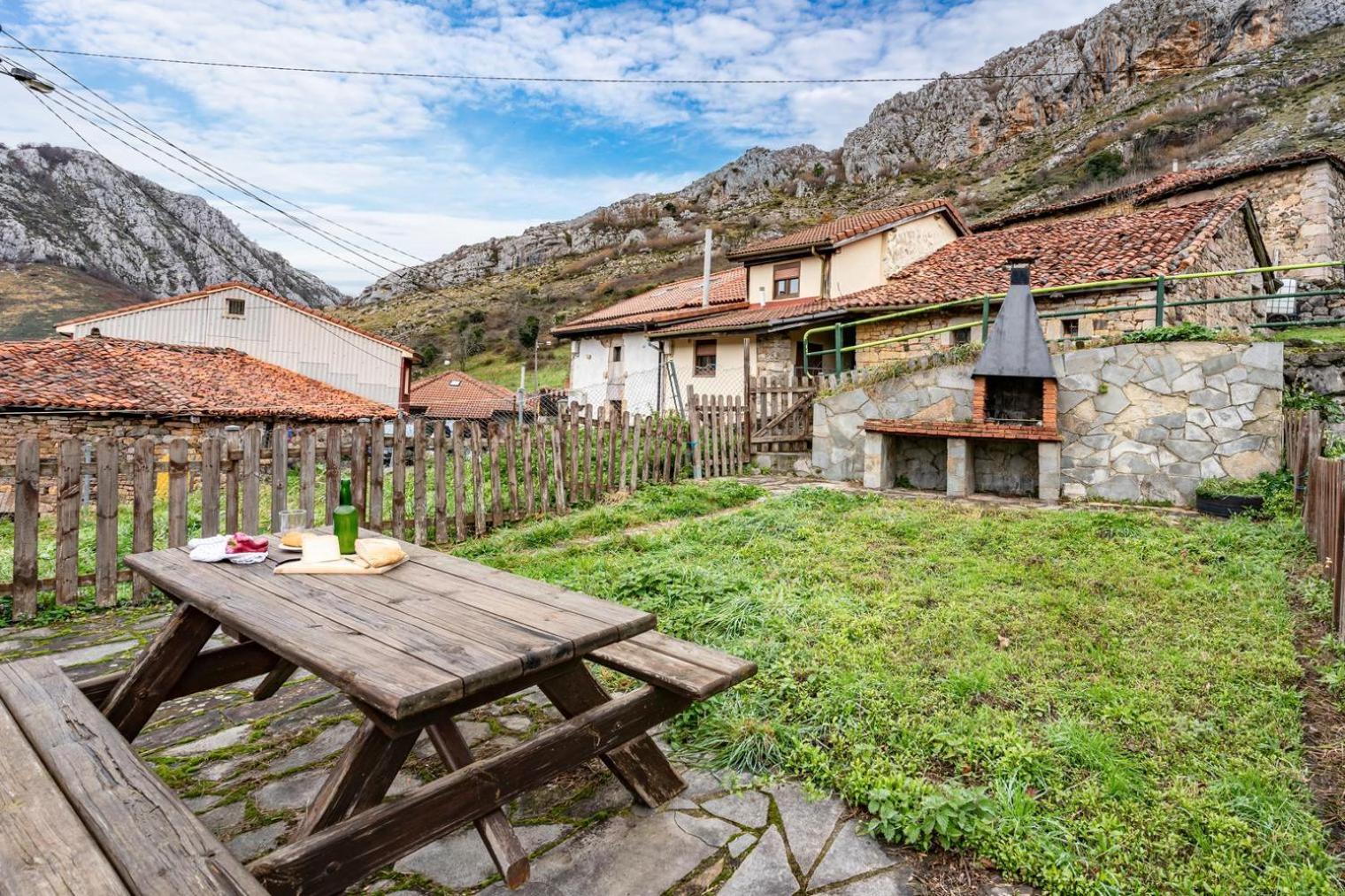 Montegrande entorno mágico rodeado de montañas La Plaza Exterior foto